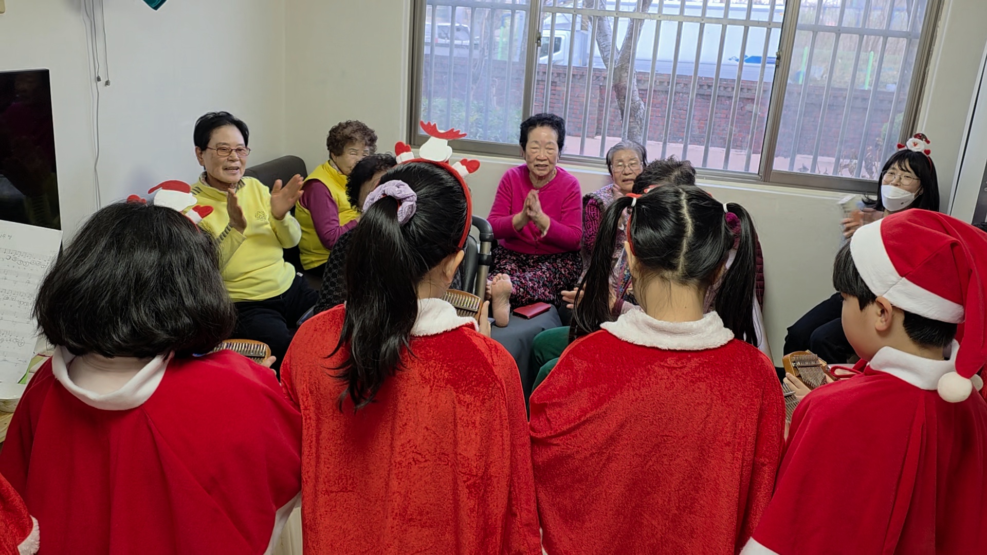위퍼블릭 | [포도나무지역아동센터] 고사리 손 아이들의 겨울 노래 -나눔의 선율, image size:1920x1080